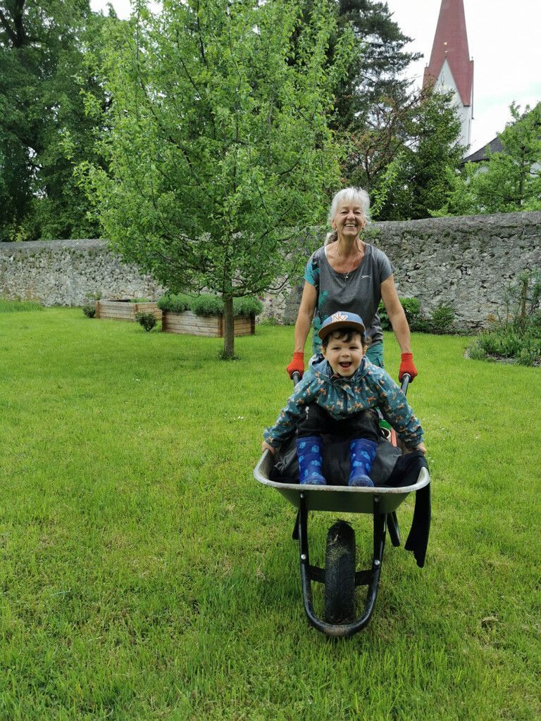 Jonas jauchzt. Wenn die Oma mit dem Enkel Schubkarren fährt, dann wird es richtig lustig.