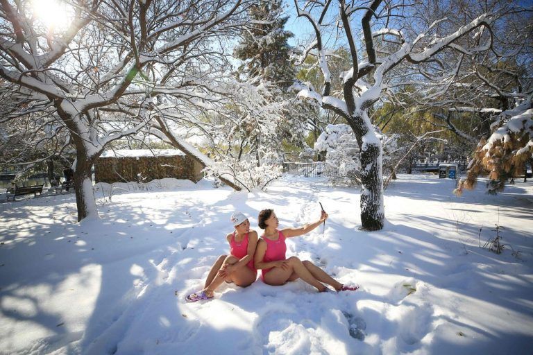 Kälte und Schnee machen diesen Schwimmerinnen in Shenyang in der chinesischen Provinz Liaoning offenbar nichts aus. AFP