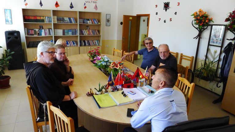 Karl Mohr (2.v.r.) stattete dem Direktor der Schule Bushat (im Vordergrund) einen Informationsbesuch ab.