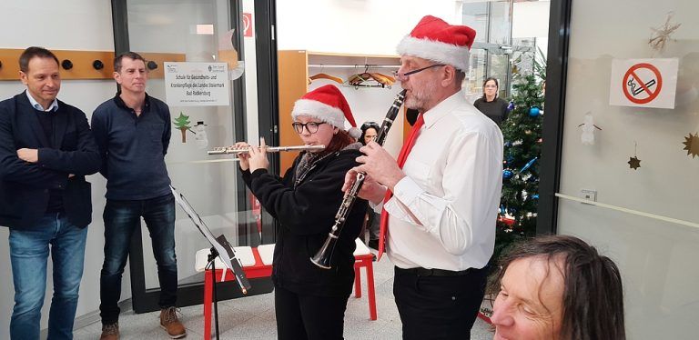 Die letzte Weihnachtsfeier an der HTL Graz für Karl Mohr. Da durfte eine musikalische Einlage nicht fehlen.