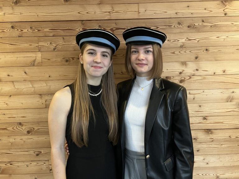 Kategorie Schulen
Paula Sinz und Antonia Albrecht von den Bezauer Wirtschaftsschulen. Das Ziel der Diplomarbeit von Paula Sinz und Antonia Albrecht war es, zusammen mit der Solidarischen Landwirtschaft in Bezau und dem Biohotel Schwanen das Bewusstsein für nachhaltige Lebensmittelproduktion zu stärken, Lebensmittel haltbar zu machen und Foodwaste zu reduzieren. Frisch geerntete Gemüse einer ökologischen Landwirtschaft muss schnell verkauft werden, damit es nicht ungenießbar wird. Durch die Methode des Einlegens können Lebensmittel länger haltbar gemacht werden. Im Zuge der Diplomarbeit wurde eine limitierte Produktserie erstellt. Mit dem Gemüse von „LandWird“ wurden drei Gemüsesorten in einem Einlegesud eingelegt, zwei Produkte in Öl und ein Aufstrich kreiert. Das Biohotel Schwanen unterstützte die Schülerinnen bei der Produktion. In Zusammenarbeit mit „LandWird“ wurden auch Etiketten erstellt, welche mit deren Logo und dem Europäischen Bio-Siegel versehen sind. Ein Großteil der Gläser wurde per Direktvermarktung in Egg angeboten. Die restlichen Produkte wurden im Hofladen von „LandWird“ verkauft.