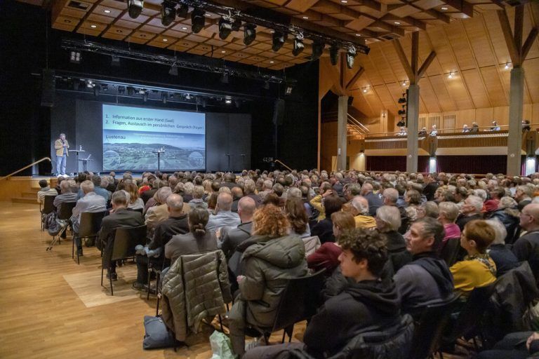 Einen Riesenandrang gab es bei der Info-Veranstaltung im Reichshofsaal. Sowohl Lechtaler als auch Schneider hätten sich mehr Information gewünscht.  <span class="copyright">VN/Paulitsch</span>