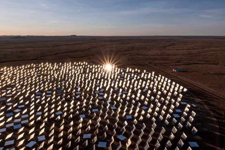 Khi Solar One in Südafrika ist ein thermisches Solarkraftwerk mit einer Leistung von 50 Megawatt. 4000 Spiegel drehen sich mit dem Sonnenstand, um das Licht zu reflektieren. AFP