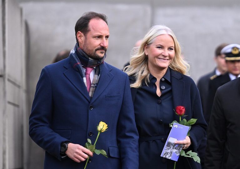 Kronprinz Haakon und Mette-Marit bei der Zentralen Gedenkveranstaltung des 34. Jahrestags des Mauerfalls an der Gedenkstätte Berliner Mauer. dpa
