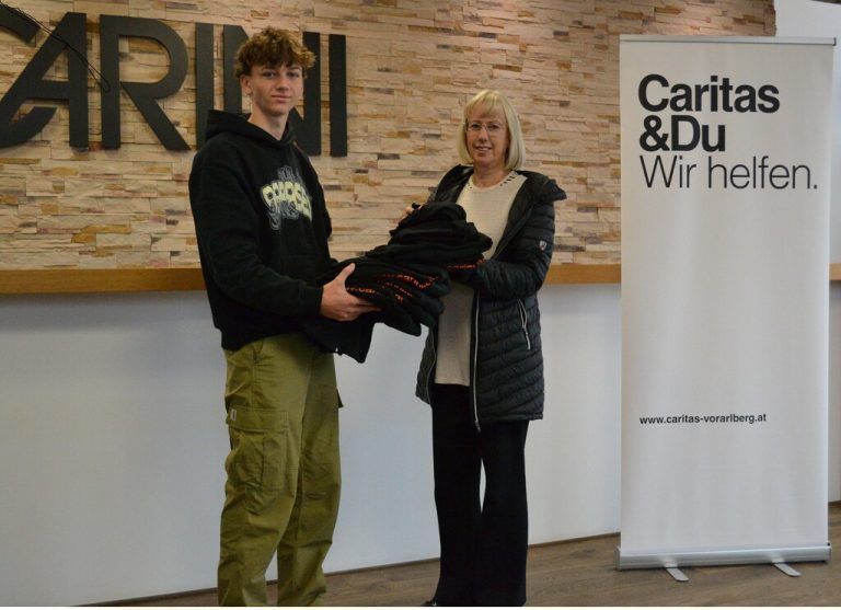 Luca Gutsch, Lehrling bei Carini, und Caritas-Mitarbeiterin Heidi Dolensky.