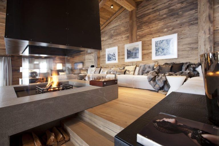 Luxus pur in der Halle. Das Feuer sorgt für Behaglichkeit im Chalet N.
