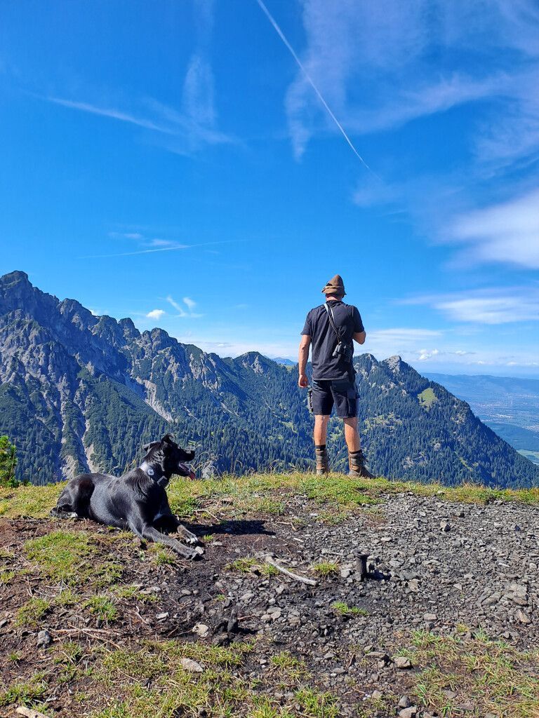 Manchmal nimmt sich Amann eine Auszeit, hier beim Wandern mit der Hündin Mira.