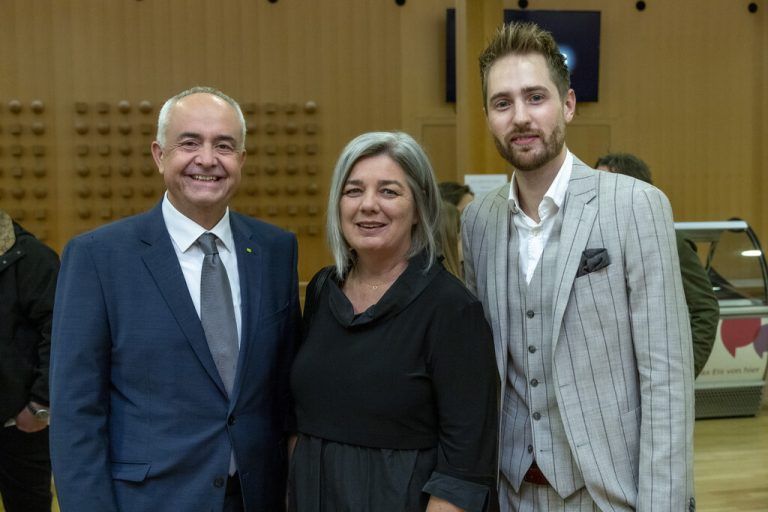 Manfred Böhmwalder mit Christine (l.) und Thorben Eichhorn (Russmedia).