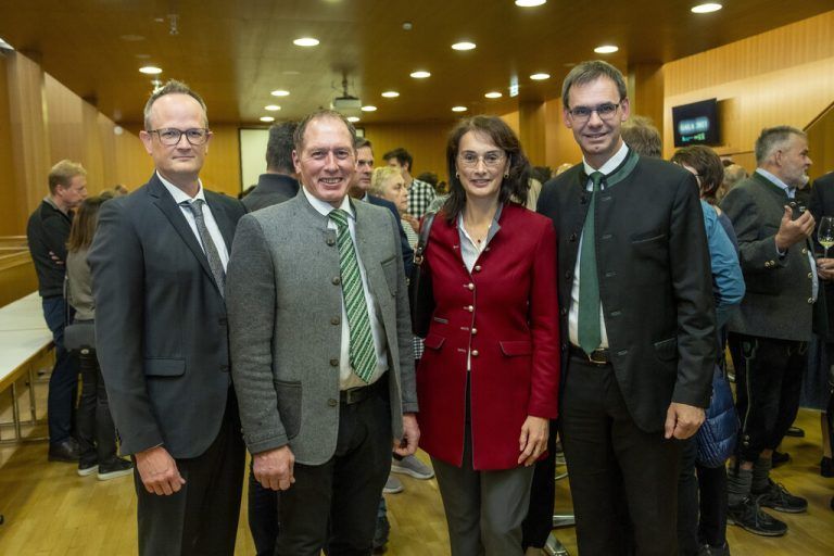 Marcel Strauß (Ländle Marketing) sowie LK-Präsident Josef Moosbrugger mit LH Markus Wallner und Sonja. VN/Paulitsch