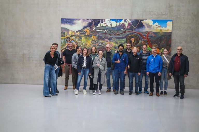 Martina Feuerstein vom Kunsthaus Bregenz führte die Gewinnerteams des VN.at-Staffelbewerbs durch die Austellung.Steurer/2