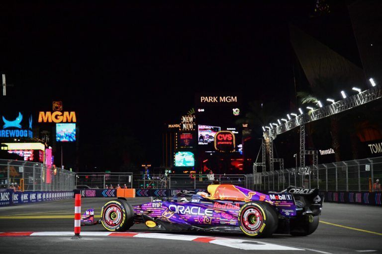 Max Verstappen lieferte in seinem Boliden erneut eine Show ab, die genau zur Strecke und Stadt Las Vegas passte.USATODAY