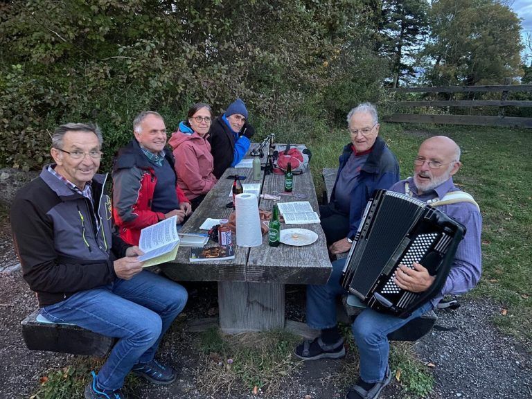 Mitglieder von Vorarlberg 50 plus OG Höchst genossen in der idyllischen Schweizer Landschaft gutes Essen, Gesang und Geselligkeit. 50plus