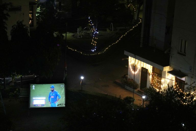 Mitten in ihrer Nachbarschaft verfolgen die Bewohner von Neu-Delhi das Finale der Cricket-Weltmeisterschaft – und die Niederlage ihres indischen Nationalteams gegen Australien. AP