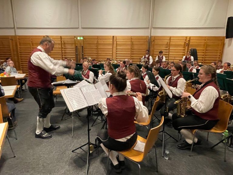Unter Leitung von Kapellmeister Martin Madlener war ein breites Repertoire einstudiert worden.