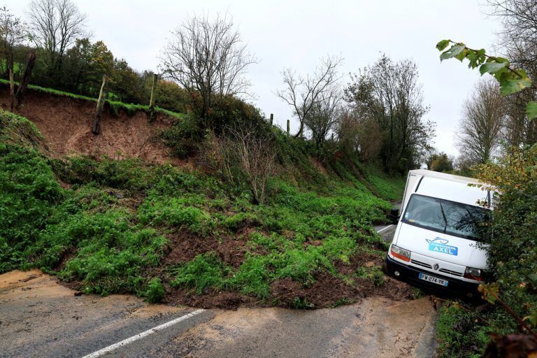 Nach heftigen Regenfällen und tagelangen Überschwemmungen in Nordfrankreich ist dieser Transporter in der Nähe von Neuville-sous-Montreuil steckengeblieben. Die Böschung hielt dem Druck des Wassers nicht mehr stand. Reuters