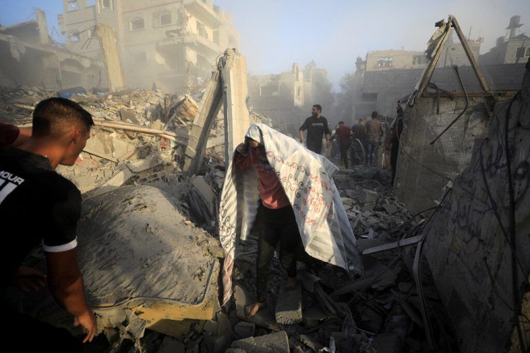 Nach israelischen Luftschlägen auf Häuser läuft die Evakuierung.Reuters