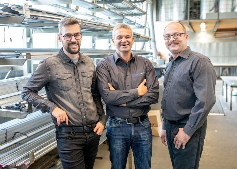 Nachfolgeregelung: Urs Schwarz (l.) und Reinhard Haltmayer (r.) mit Alois Rehm. Das Unternehmen beschäftigt 25 Mitarbeiter. v.willi