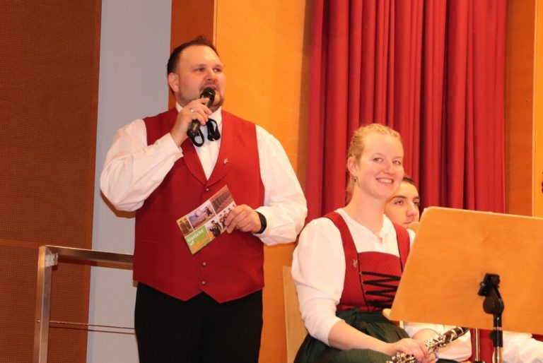 Obmann Michael Lenz begrüßte die vielen Gäste beim ersten „Herbsthock“.NAM (2)