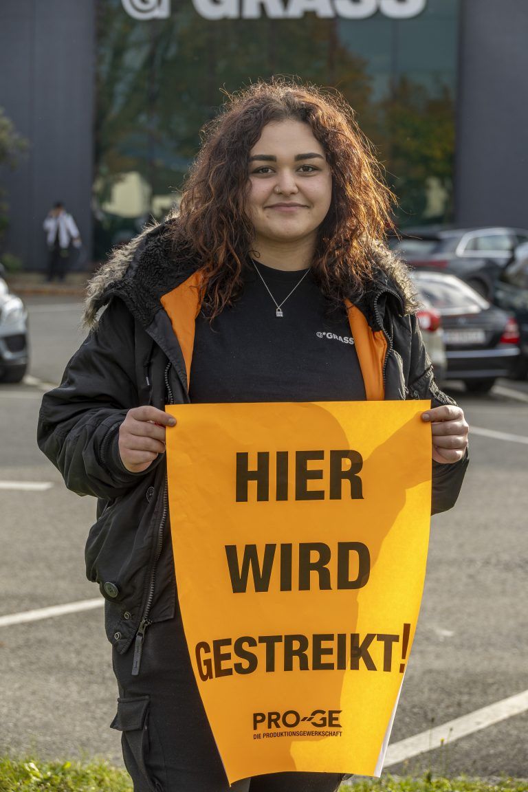 Ich stehe hinter dem Streik für mehr Lohn und hoffe, das bringt das entsprechende Ergebnis. Die geschäftliche Lage ist kritisch, aber wir brauchen dringend mehr Geld, um das Leben zu finanzieren. Emel Ümal, Produktion