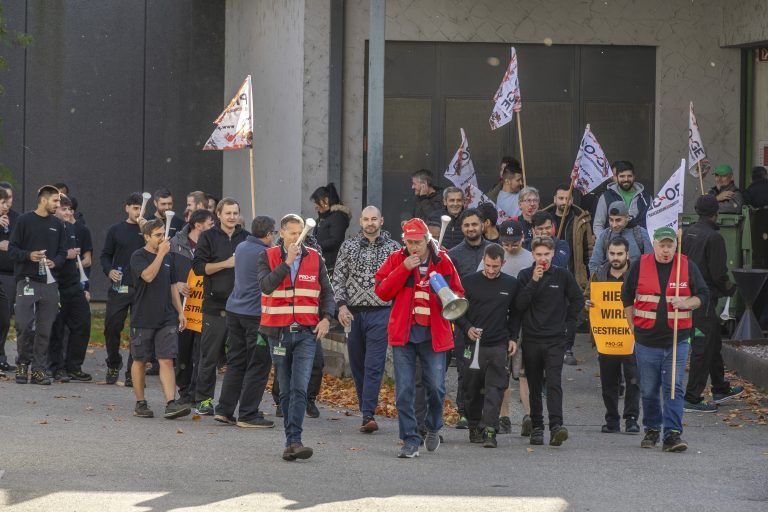 In der vergangenen Woche legten die Mitarbeiter zahlreicher Firmen in Vorarlberg die Arbeit nieder, um ihren Forderungen Nachdruck zu verleihen. VN/Paulitsch