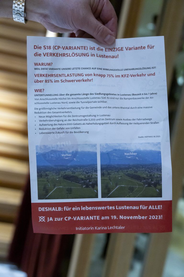 Mit diesem Flugblatt, das in die Lustenauer Haushalte kam, machte Karina Lechtaler für ihre Haltung Werbung. <span class="copyright">VN/Paulitsch</span>