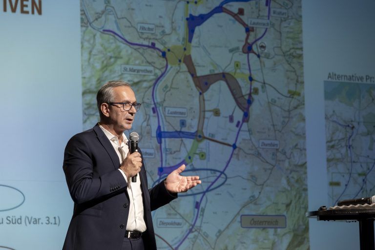 Alexander Walcher, Geschäftsführer Baumanagement beim österreichischen Straßenbauer Asfinag,  informierte im Reichshofsaal über den Planungsstand der CP. <span class="copyright">VN/Paulitsch</span>