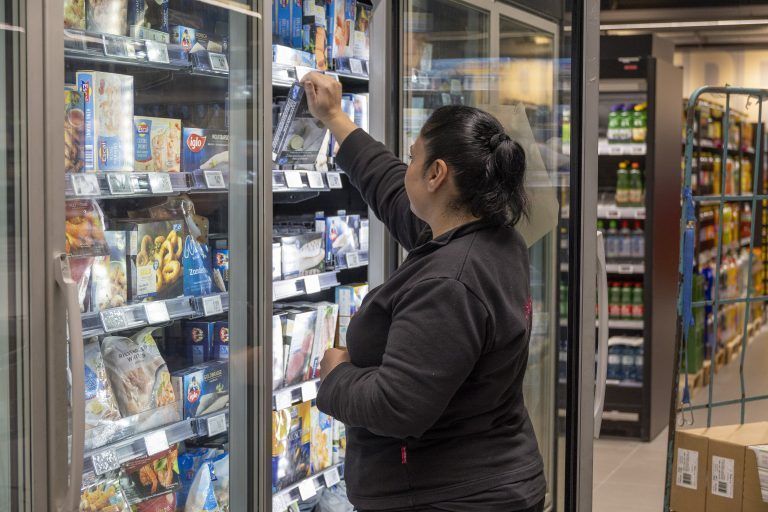 Die Mitarbeiter arbeiten mit großem Engagement daran, dass der neue Markt fristgerecht eröffnen kann. VN/Paulitsch