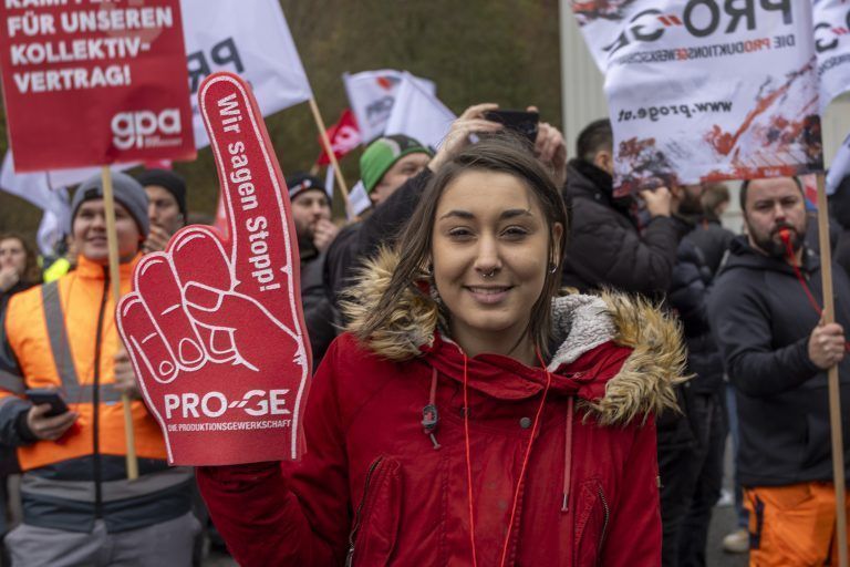 Ich will, dass wir endlich einen gescheiten Lohn bekommen, den Lohn der uns zusteht, sonst werden wir die Arbeit niederlegen und weiterstreiken, bis es ein Ergebnis gibt. Mia Pont, Qualitätskontrolle