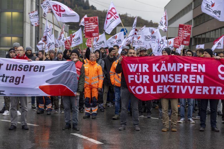Die Mitarbeiter von Liebherr gingen am Mittwoch auf die Straße, um für ihre Kollektivvertragsforderungen zu streiken. VN/Paulitsch