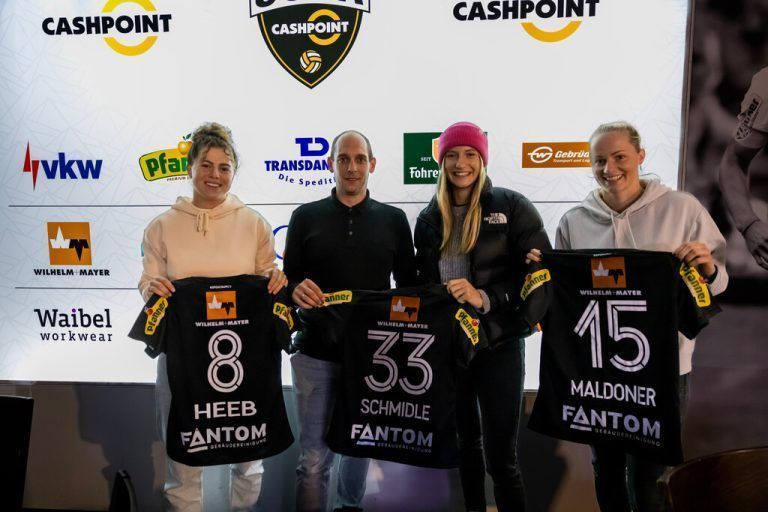 Philipp Frühwirth von Sponsor Fantom mit den Spielerinnen Sarina Heeb, Leonie Schmiedle und Angelina Maldoner.Meier/6