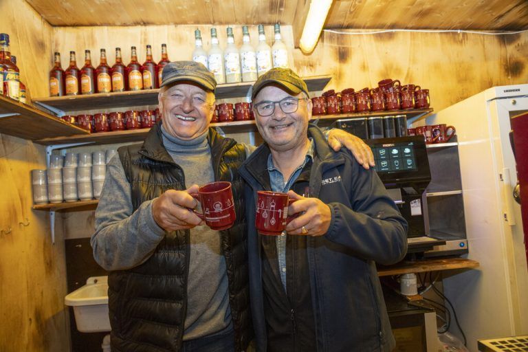 Prost! Michael Hehle und Reinhard Lässer freuen sich auf die Besucher. <span class="copyright">VN/Paulitsch</span>