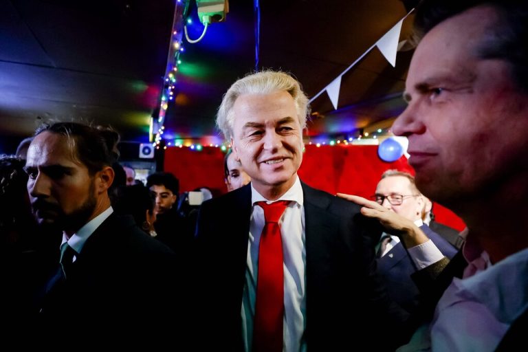 PVV-Chef Geert Wilders feiert die Ergebnisse der Repräsentantenhauswahlen in den Niederlanden. Die rechtsextreme, islamfeindliche Partei des hitzigen Politikers hat bei den Wahlen am Mittwoch einen großen Sieg errungen. AFP