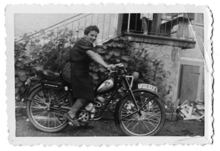 Rosa Huber, die Uroma von Anka Dür, war Hebamme. Sie fuhr mit dem Motorrad zu den Schwangeren, Gebärenden und Wöchnerinnen.