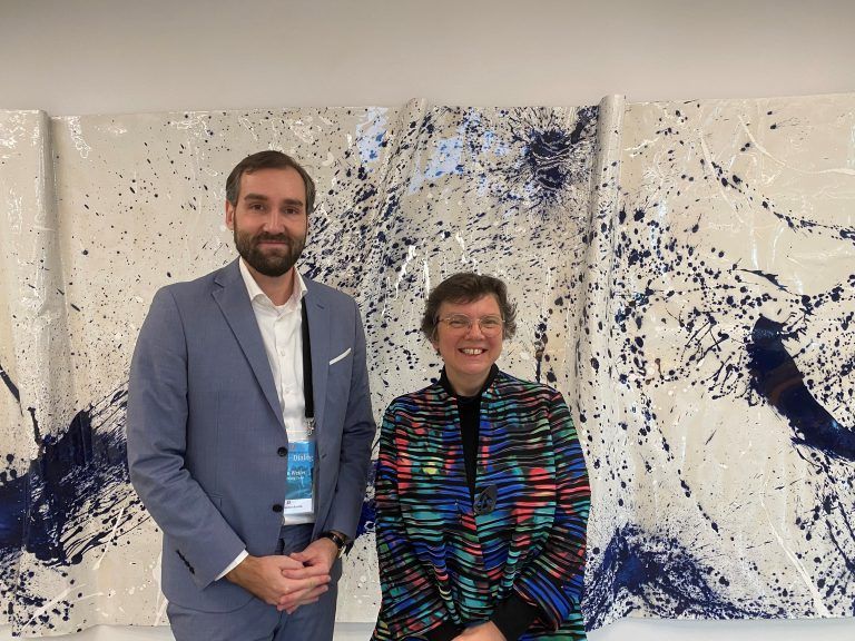 Börsenexpertin Monika Rosen und e-fundresearch-Vorstand Simon Weiler beim Fonds-Dialog im Rankweiler „Firmament“. <span class="copyright">vn/reiner</span>