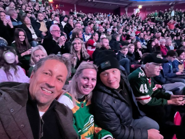 Rossis Eltern Claudia und Michael im Bild mit Hanno Egger (l./Sporteo) fieberten vor Ort mit.