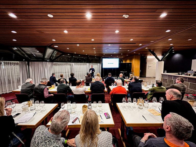 Rund 250 Gäste besuchten die Wine Time, veranstaltet von Weinstein Finewine, im Dornbirner Kulturhaus, und viele davon die Master Classes, so auch Schüler der HLW Rankweil und der Landesberufsschule Lochau, die von Veranstalter Sebastian Spiegel in Sachen „Nachwuchsförderung“ eingeladen wurden. FA