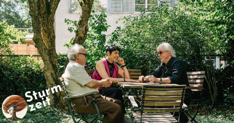 Sabina Hank und Michael Köhlmeier erzählen die Geschichte von Jura Soyfer, als special Guests agieren Tini Kainrath (nicht im Bild) und Reinhold Bilgeri.SOm/Jüdisches Museum Hohenems