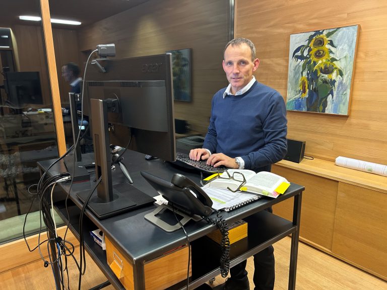 Schrattenthaler hat sein Büro bereits aufgeräumt. <span class="copyright">VN/Prock</span>