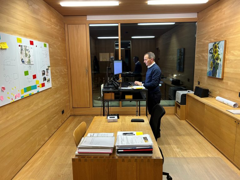 Ein letztes Mal: Lukas Schrattenthaler wird heute sein Büro endgültig räumen. <span class="copyright">VN/Prock</span>