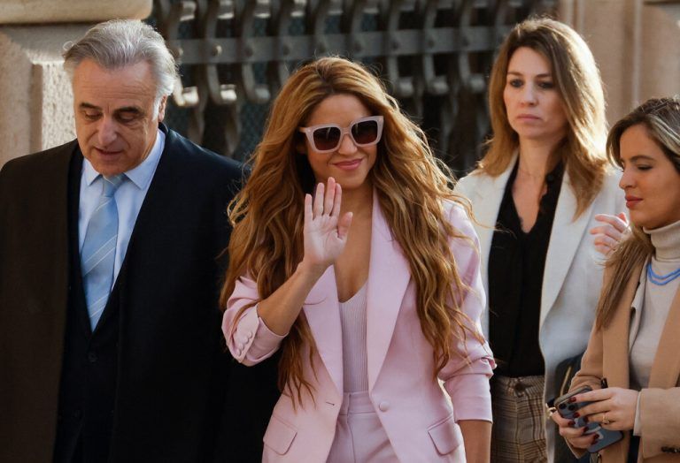 Shakira erschien im rosafarbenen Hosenanzug persönlich vor Gericht. reuters