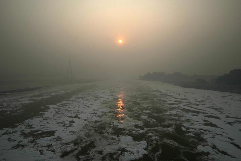 Smog-Alarm in der indischen Hauptstadt Neu-Delhi. Die Sonnenstrahlen kommen kaum noch durch die verschmutzte Luft. AFP