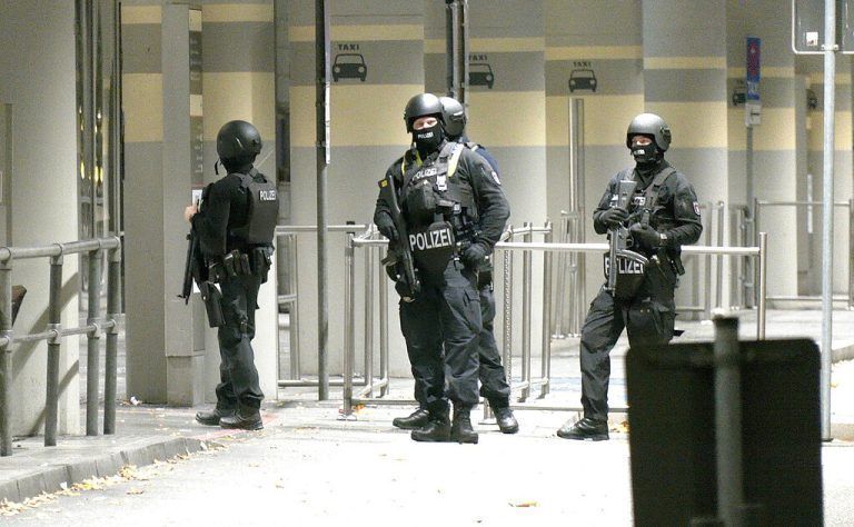 Spezialkräfte der Polizei waren am Flughafen im Einsatz. dpa