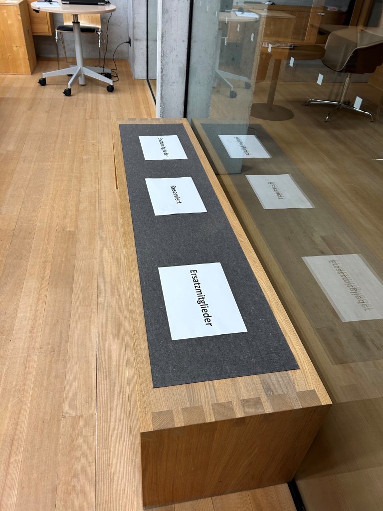 Einige Plätze sind für Ersatzmitglieder freigehalten worden. Am Ende saßen vor allem Zuseher auf diesen Bänken. <span class="copyright">VN/Prock</span>