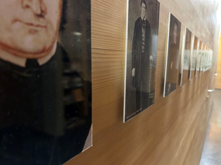 Die Ahnengalerie im Gemeindehaus. Schrattenthaler dürfte darauf verzichten, in der Reihe der Bürgermeister aufzuscheinen. <span class="copyright">VN/Prock</span>