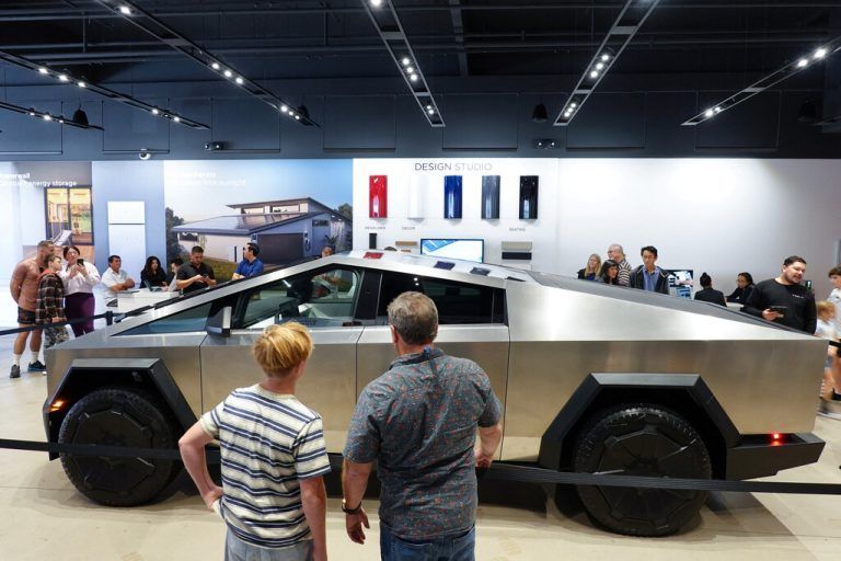 Tesla präsentiert im kalifornischen San Diego den neuen Cybertruck. Pro Jahr sollen 200.000 Stück des E-Pickup-Trucks vom Band laufen. reuters