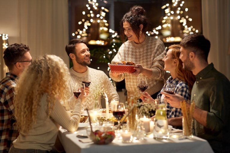 Über 80 Prozent der Österreicher kochen das Weihnachtsessen selbst. Die meisten kaufen jedoch mehr Lebensmittel ein, als sie benötigen. adobe Stock