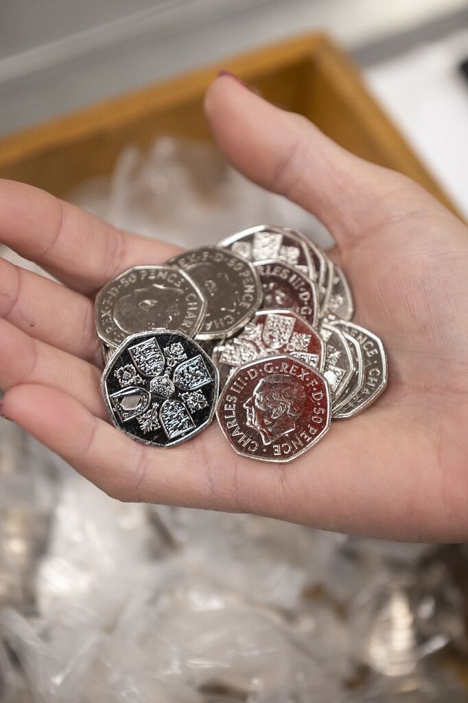 Verschenkt werden die Münzen von der britischen Münzprägeanstalt Royal Mint. ap