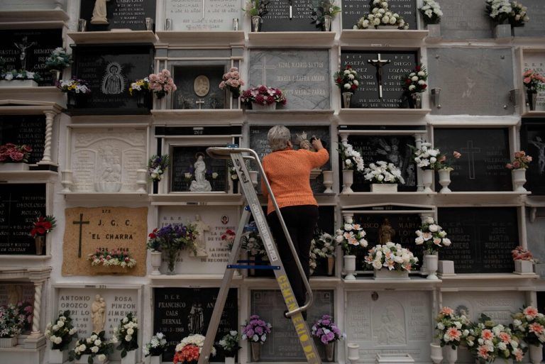 Vor Allerheiligen pflegt eine Frau das Grab eines Verwandten auf dem Friedhof von Ronda, Südspanien. AFP