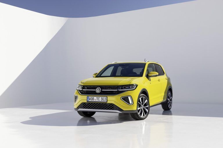 VW spendiert dem T-Cross ein Facelift. Er erhält optische und technische Auffrischungen. Äußerlich erkennt man den überarbeiteten, nun 4,14 Meter langen (plus 2,7 Zentimeter) T-Cross unter anderem an geänderten Stoßfängern und neuer Lichtgrafik. Das Infotainment-Display ist nun freistehend, in den Topversionen ist es 10 Zoll groß, in den Basisvarianten 8 Zoll. Die um 20 auf 75 Kilogramm erhöhte Stützlast erleichtert nun den Transport von E-Bikes mittels Träger auf der Anhängerkupplung. Motorisch gibt es Dreizylinder-Benziner in Leistungstufen von 95 PS bis 150 PS.