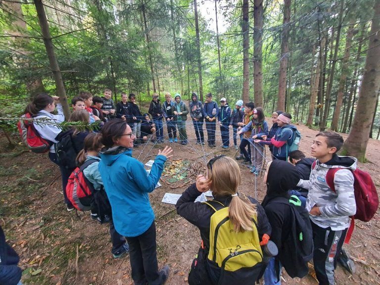 Waldpädagogin Karin Müller-Vögel leitete die Jugendlichen bei lehrreichen Aufgaben und Erkundungen durch den Wald. BG Lustenau
